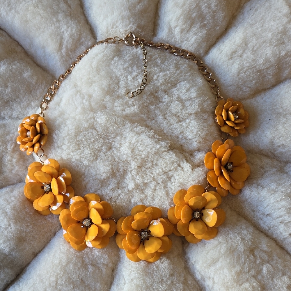 Elegant Gold Floral Necklace